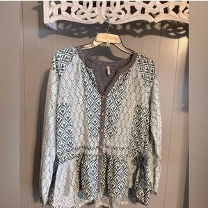 Gimmicks by BKE lace /pattern button down top